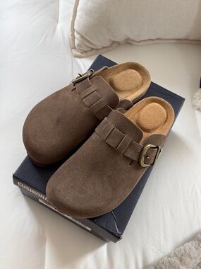 BRAND NEW Cushionaire Hamlet Suede Clog - Dark Taupe Suede size 7